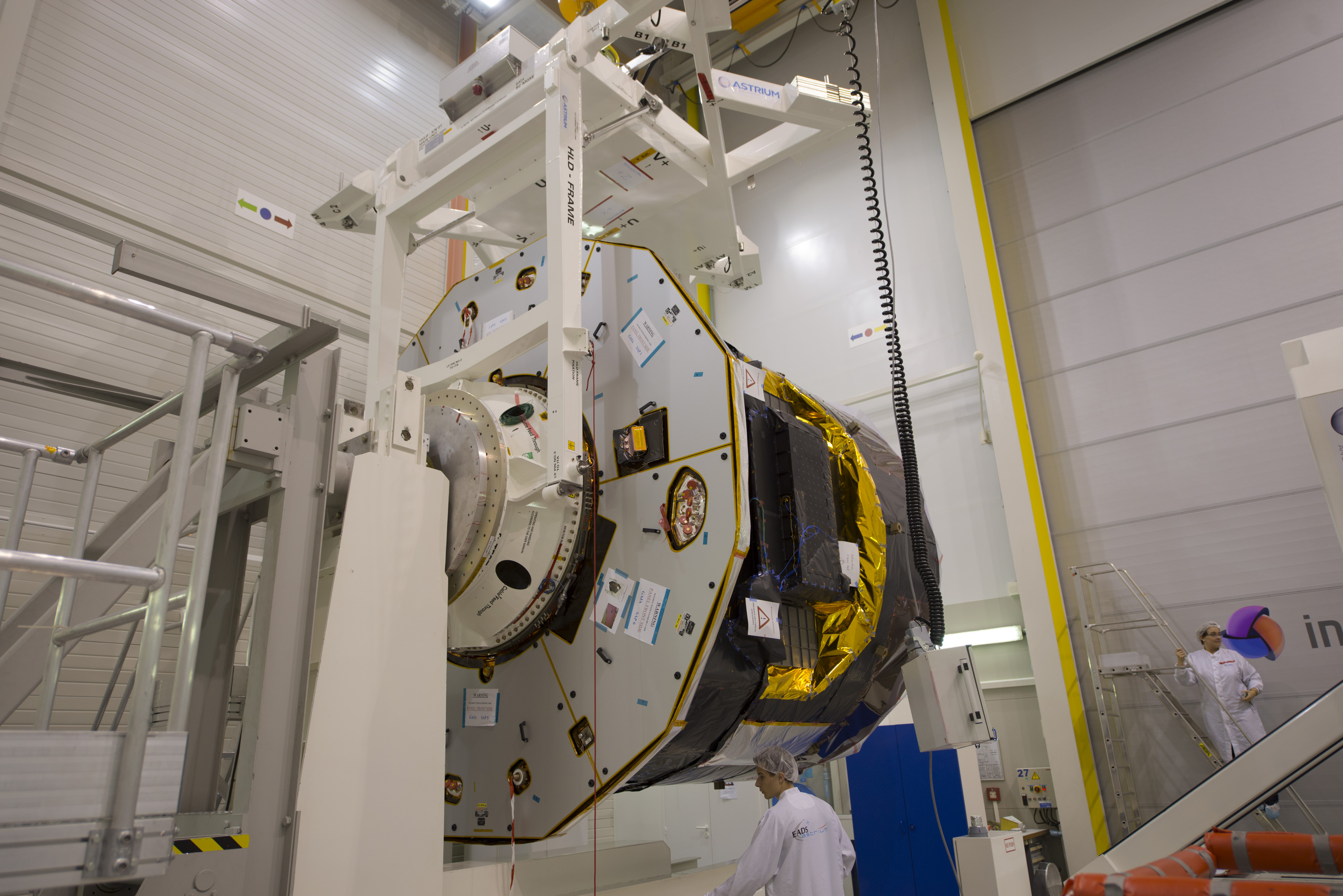 Gaia est installé sur l'un des moyens de test pour mesurer sa masse dans les installations d'Intespace à Toulouse (©ESA - S. Corvaja, source http://sci.esa.int/gaia/51684-gaia-spacecraft-being-installed-on-the-mass-properties-testing-equipment/)