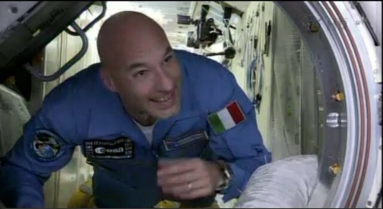 Luca Parmitano avec un grand sourire en arrivant dans l'ISS