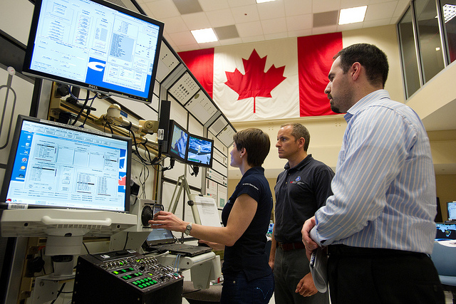 Samantha en train de s’entraîner avec le Canadarm
