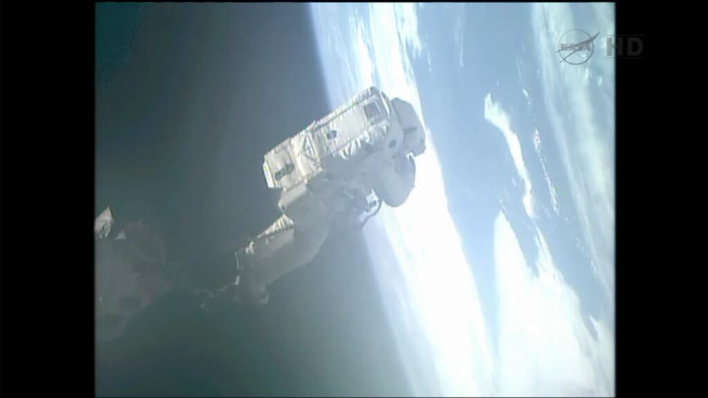 Luca Parmitano prend des photos de la Terre - instant magique