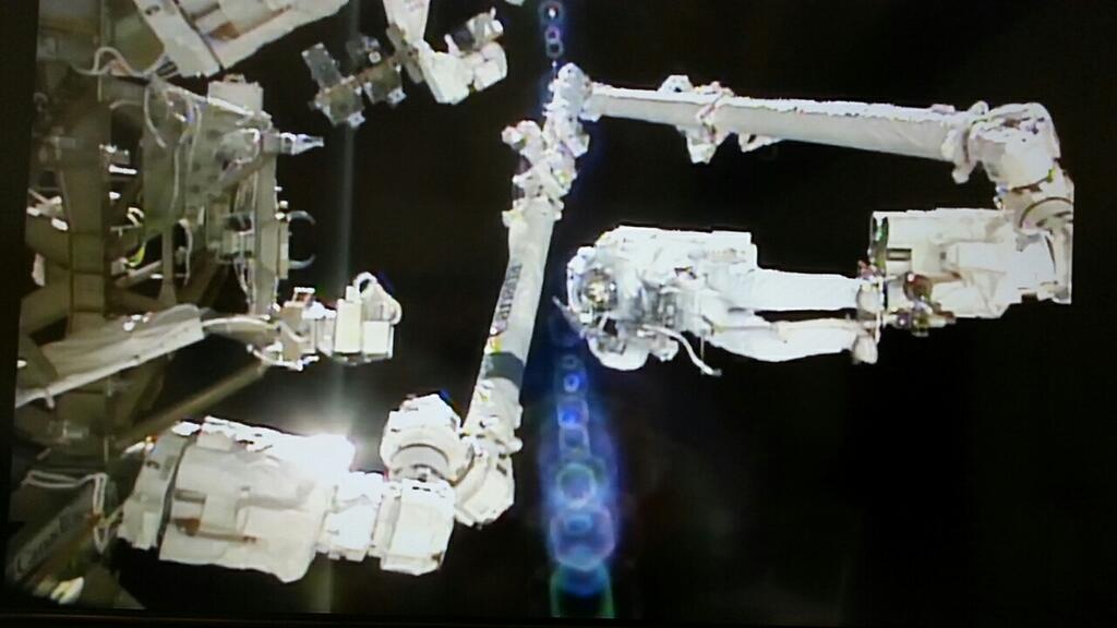 Luca Parmitano est fixé par ses pieds au bras Canadarm2 de l'ISS