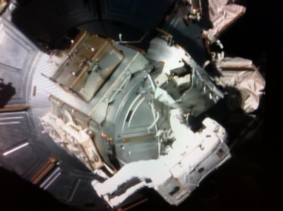 Luca Parmitano juste avant de revenir dans le sas à la fin de l'EVA