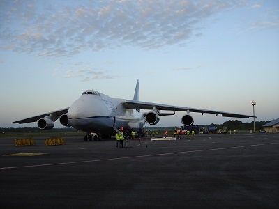 l'Antonov An-124 sur le tarmac de Cayenne - Felix Eboue (source : ESA/Giuseppe Sarri)
