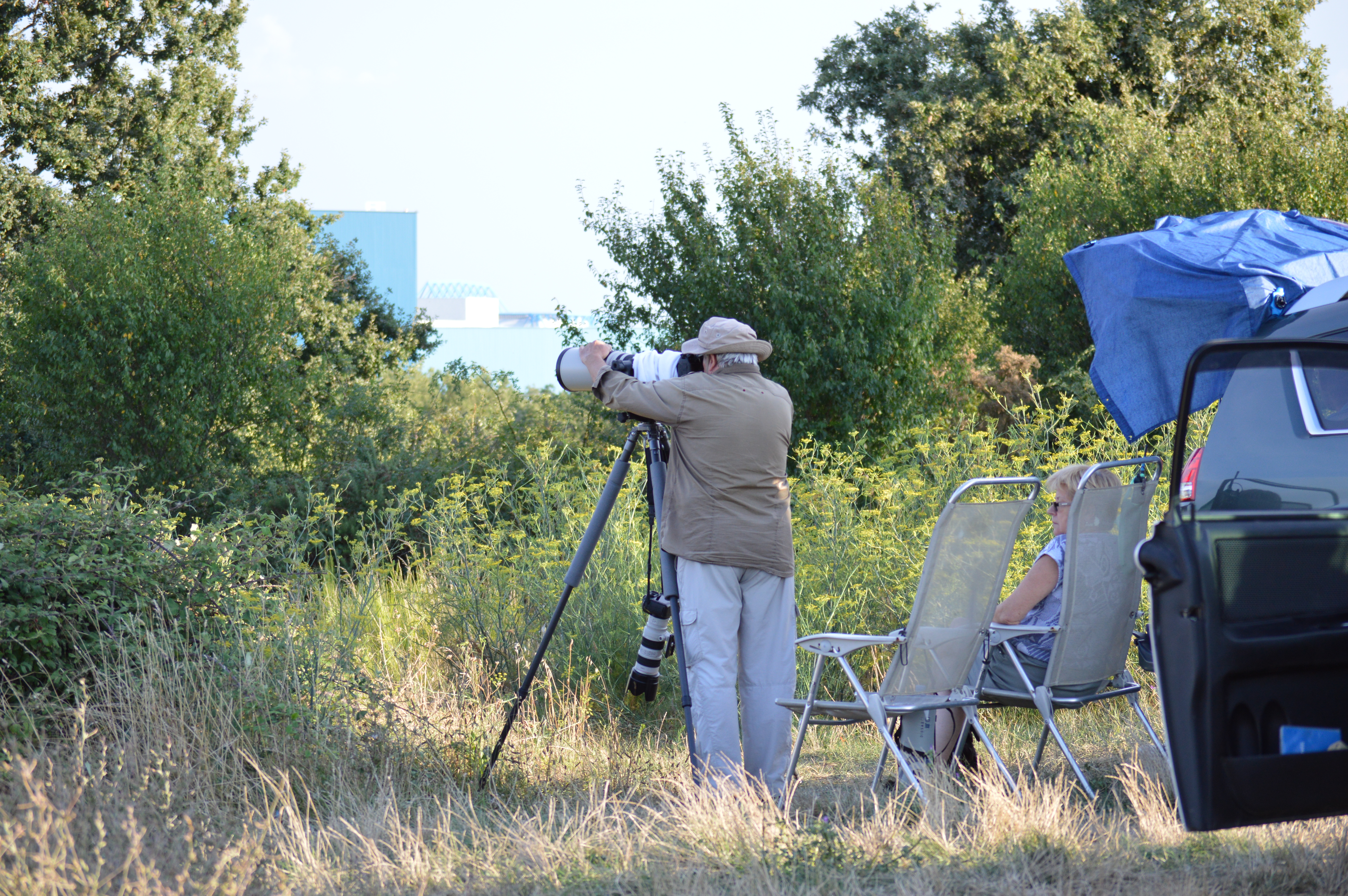 un passionné d'aviation équipé pour prendre ne photos le décollage de l'Antonov
