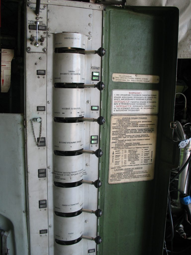 système de fermeture/ouverture des rampes et du nez