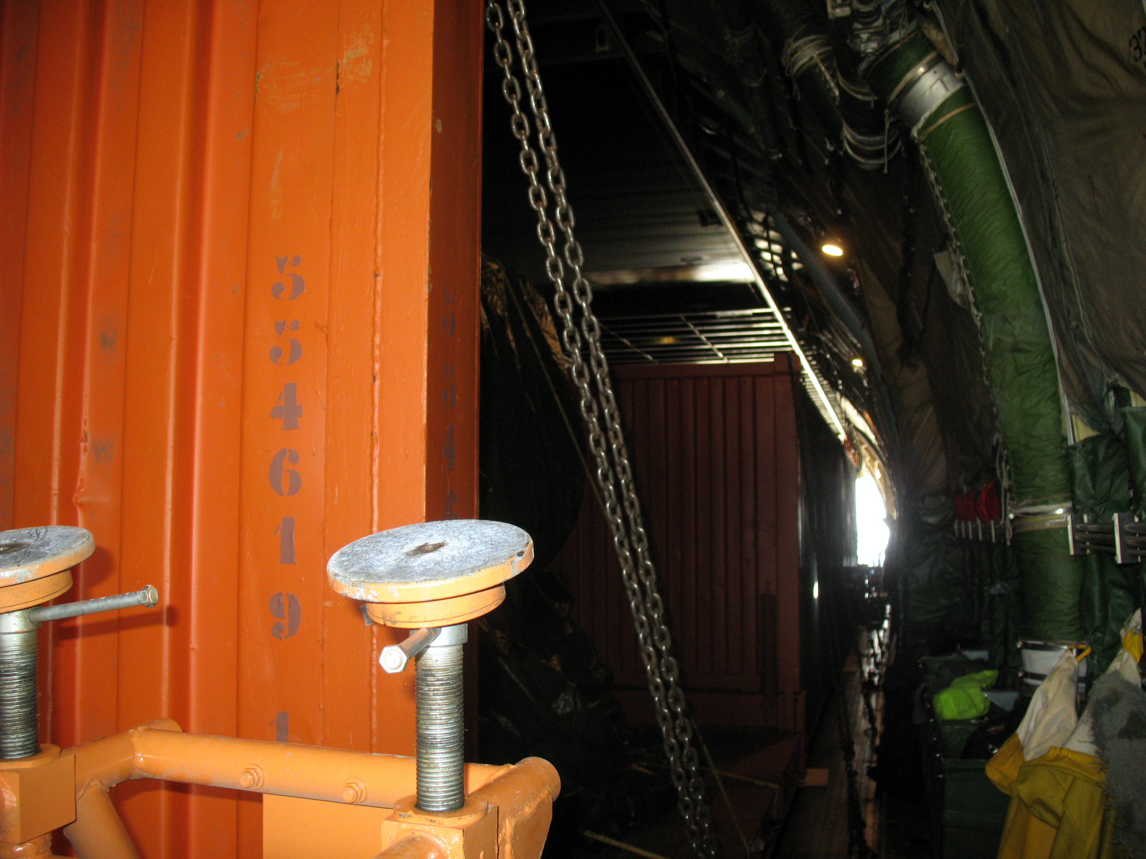 La soute de l'Antonov est complètement remplie