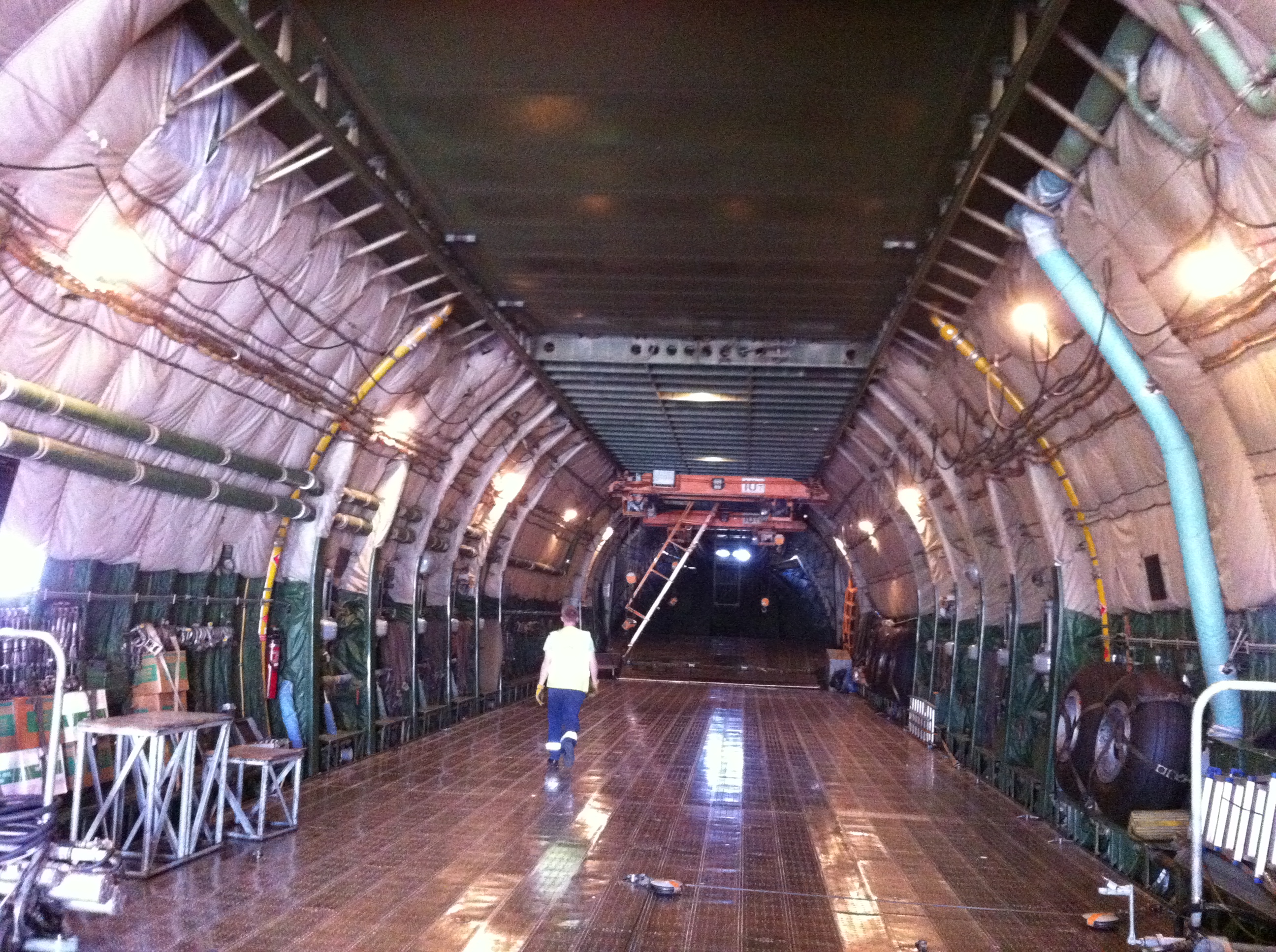 à l'intérieur de l'Antonov, en regardant vers l'arrière