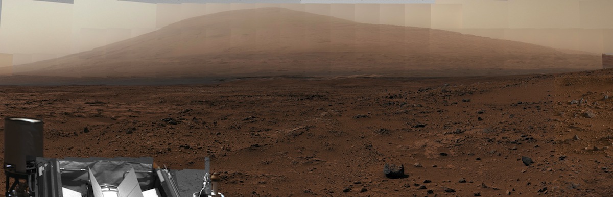 Le mont Sharp vu par la caméra couleur MastCam de Curiosity. Placée au sommet d’un mât, elle prend des photos à hauteur d’yeux humains, nous montrant ainsi la perspective qu’auraient des astronautes sur Mars. Ce panoramique est un assemblage de plusieurs clichés. (source légende : EnjoySpace)