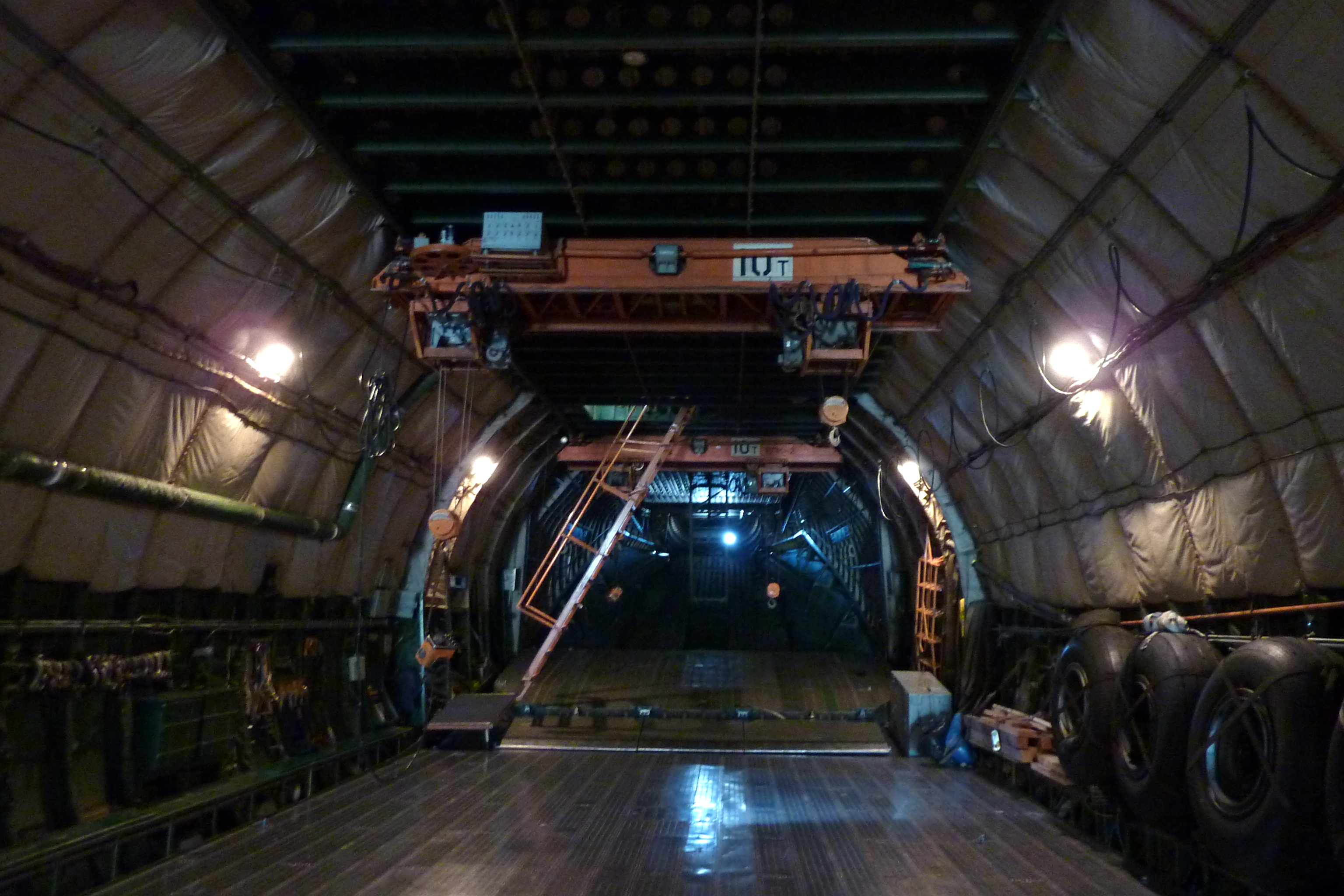 accès à la zone de repos de l'équipage technique et l'un des 2 ponts de capacité 10t