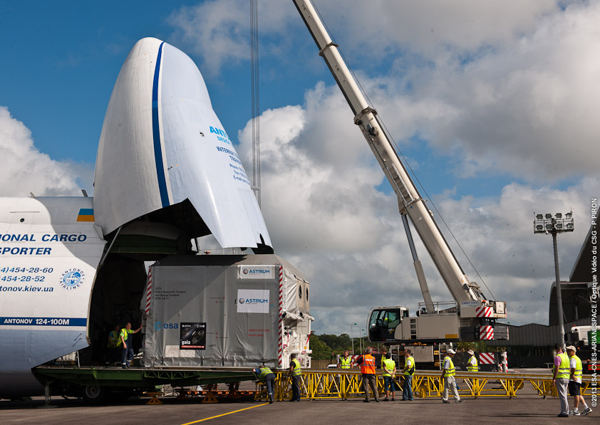 Arrivée de GAIA à l'aéroport de Cayenne, le 23/08/2013 (source CNES)