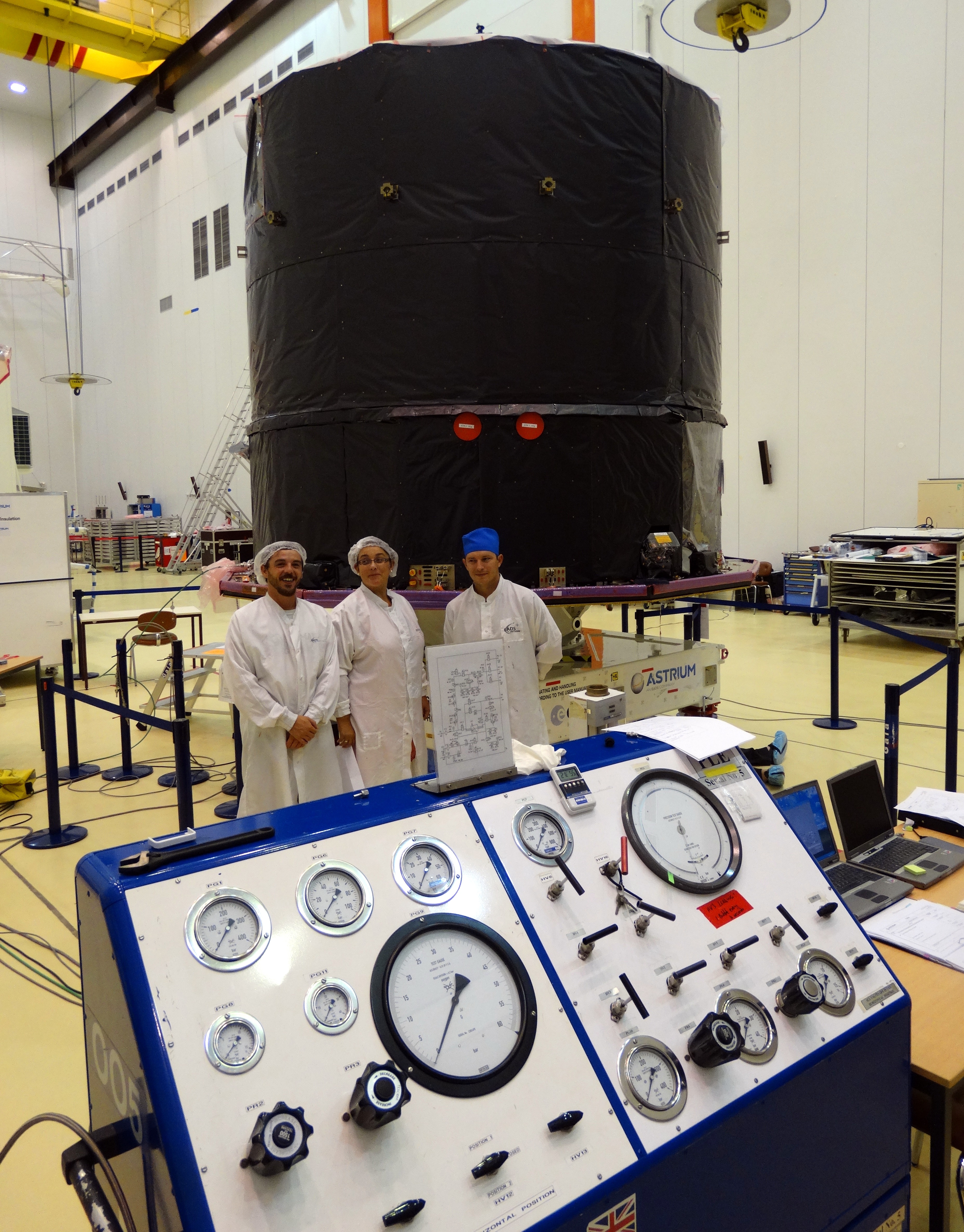 Au premier plan, l'un des moyens de test des sous-ensembles de propulsion