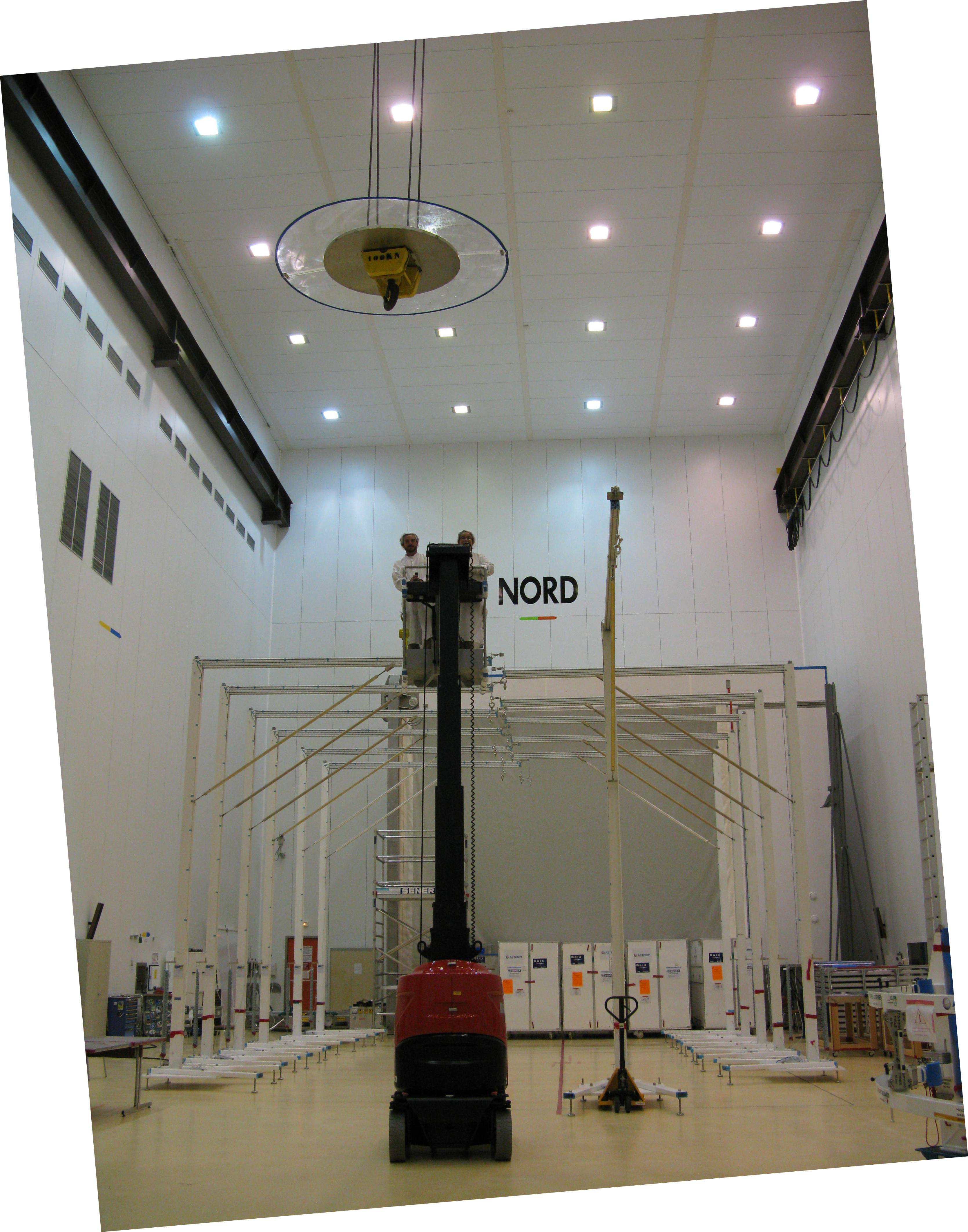 Le contrôle du système 0g (en second plan) est fait grâce à une nacelle élévatrice