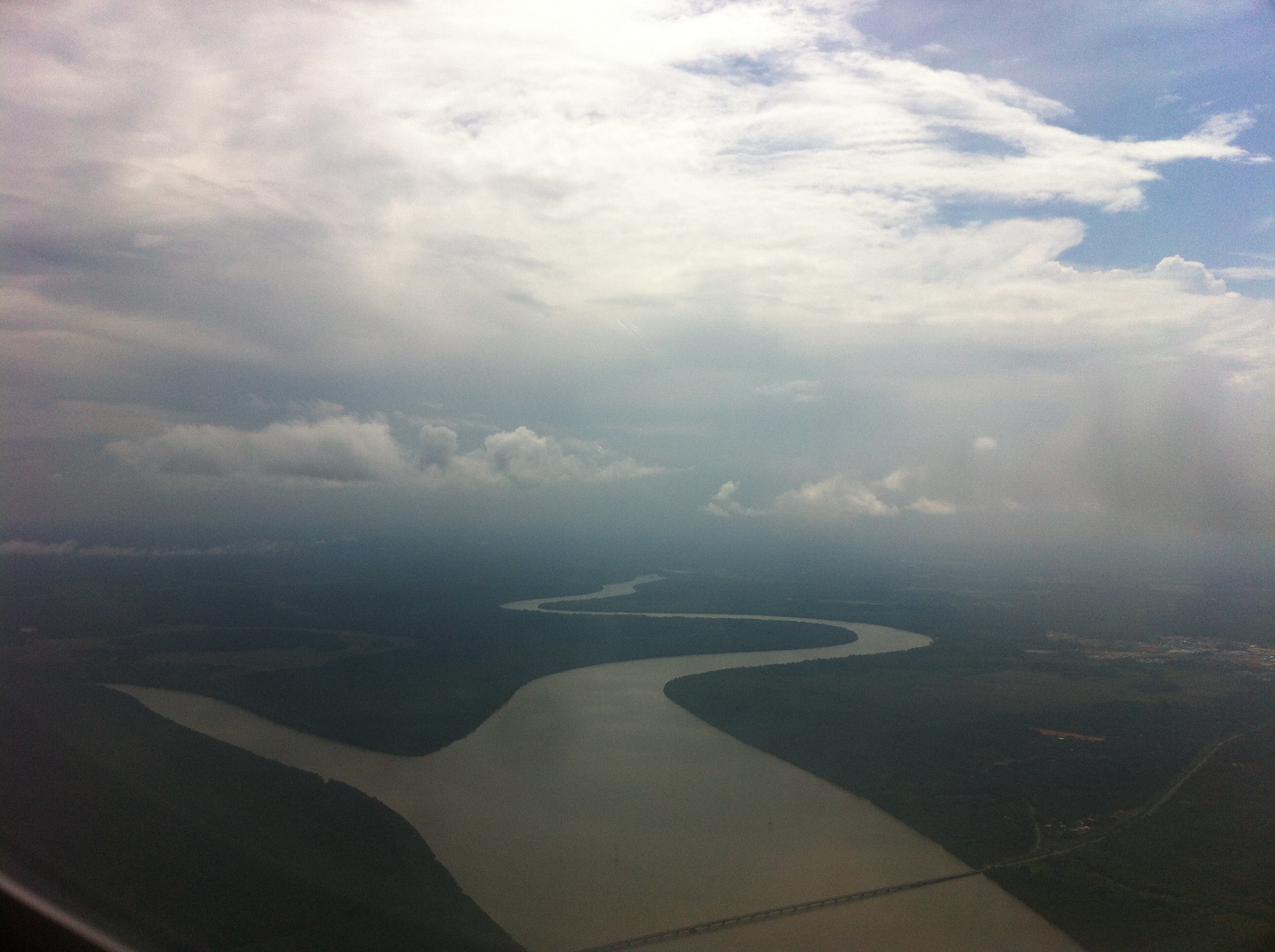 La rivière de Cayenne vue d'avion (notez la tailel pour une rivière)
