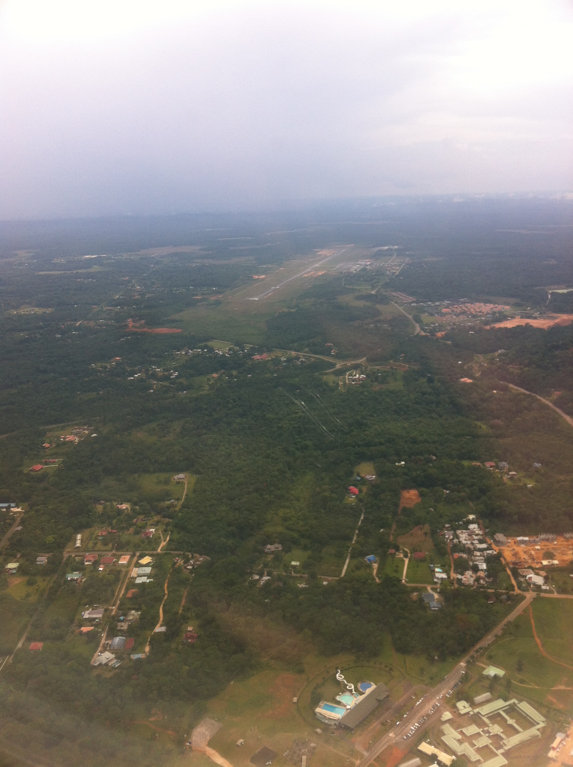 Vue de la piste d'atterrissage à Cayenne