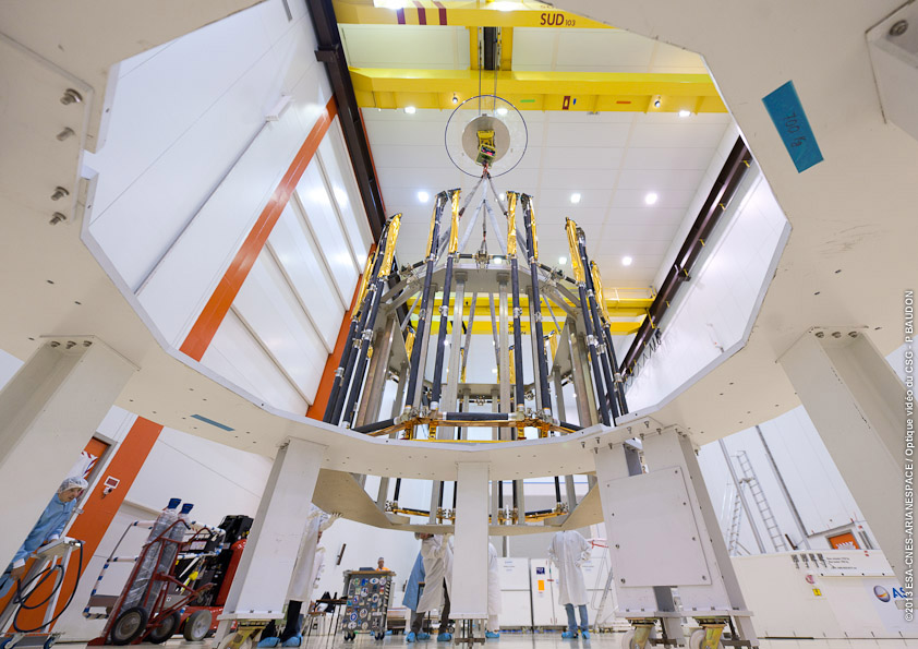 Ouverture du conteneur DSA (bouclier thermique) le 12/09/2013 et pose sur sa table d'intégration (source CNES)