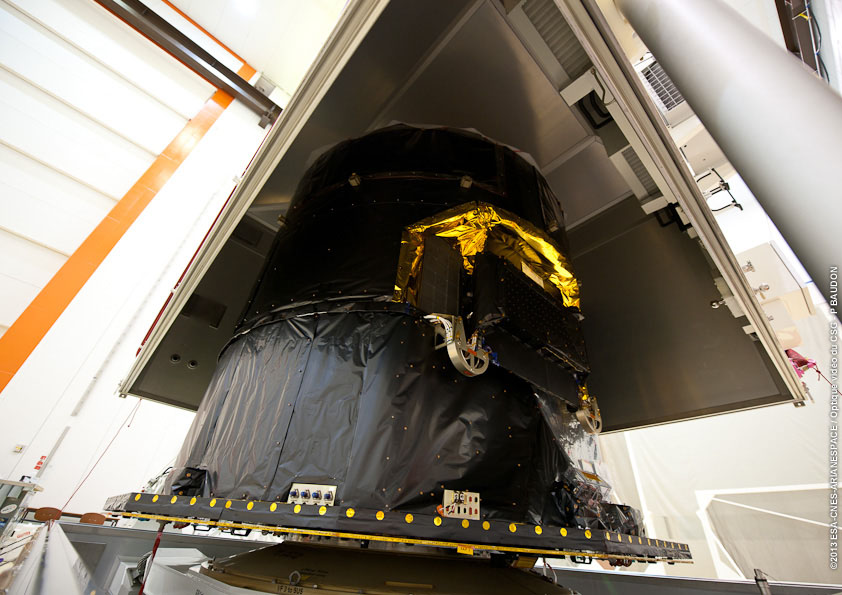 ouverture du conteneur et pose sur le chariot d'intégration le 27/08 (source CNES)