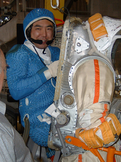 l'astronaute Furukawa avec sa combinaison, rentrant dans la tenue Orlan de sortie dans l'espace (source JAXA)