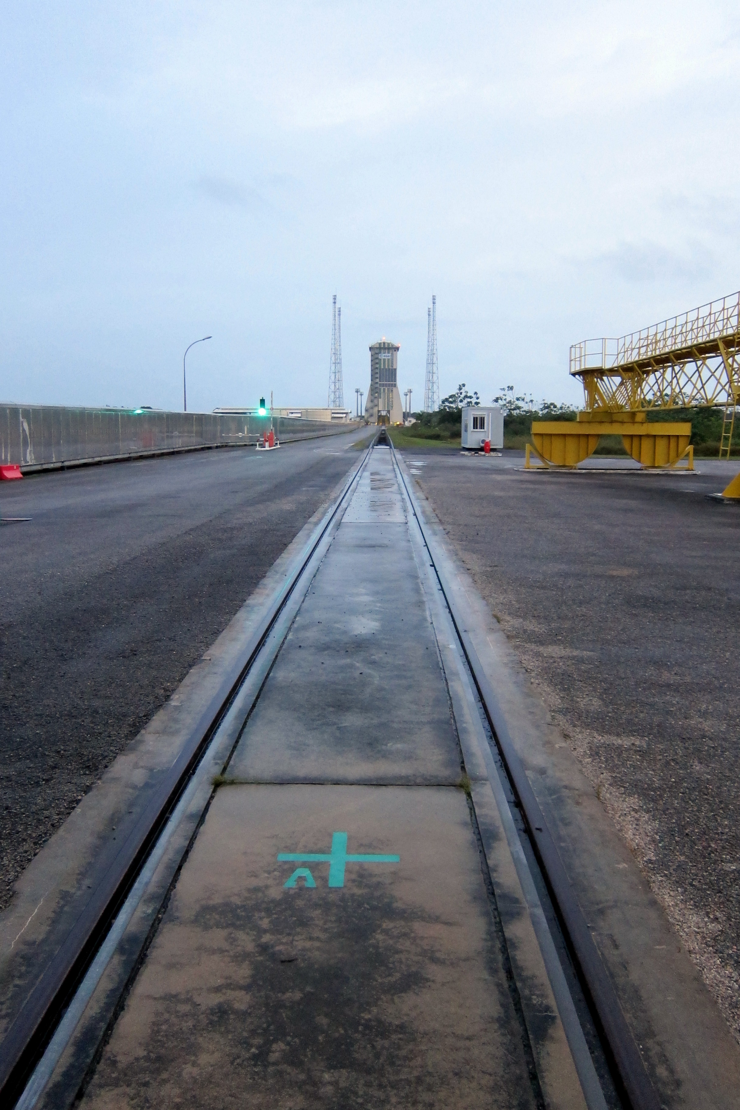 les rails entre le MIK et le pas de tir Soyouz