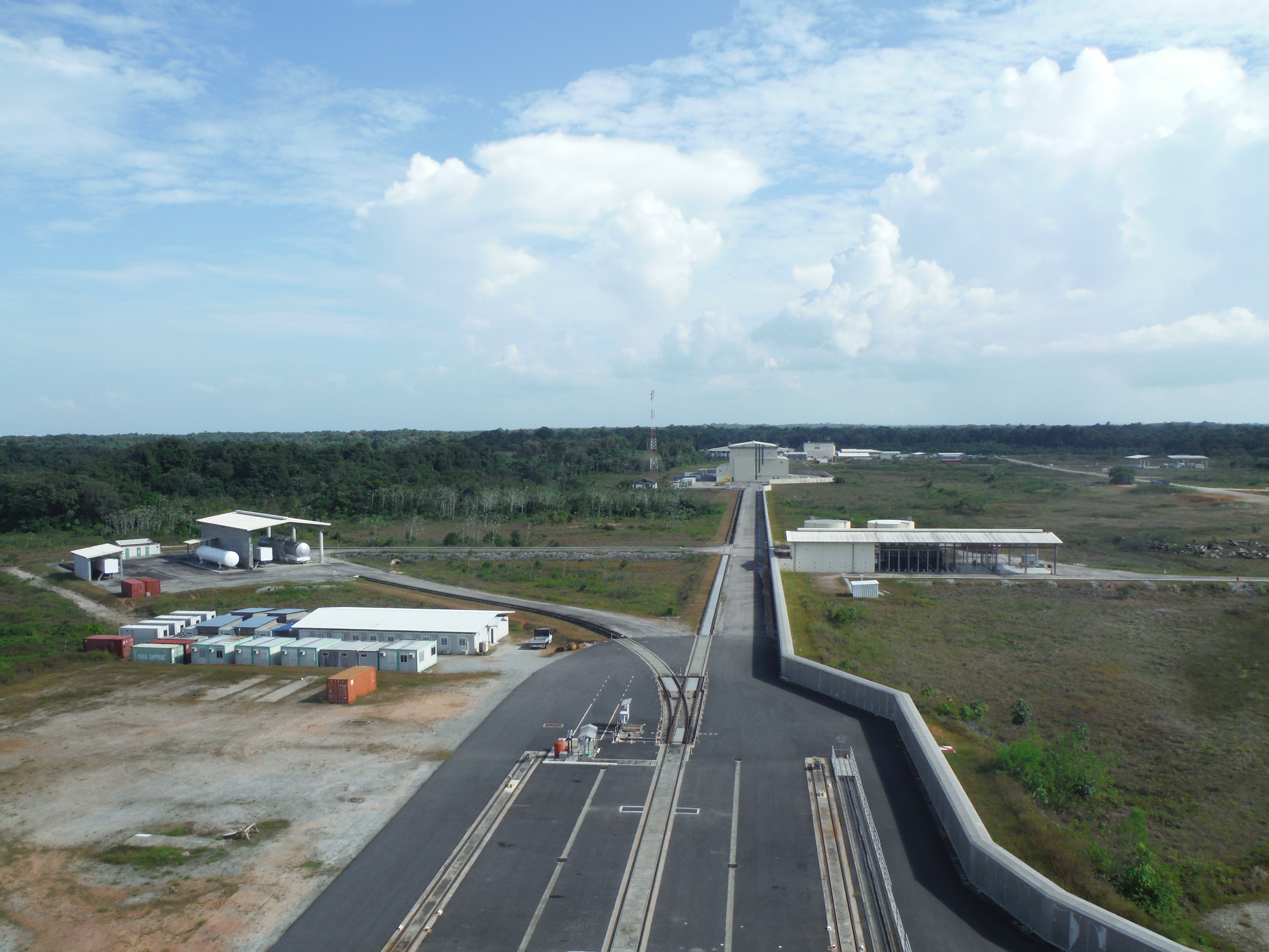 Vue sur le MIK au fond depuis le portique mobile en ZLS (source : Rémi, un collègue d'Astrium)