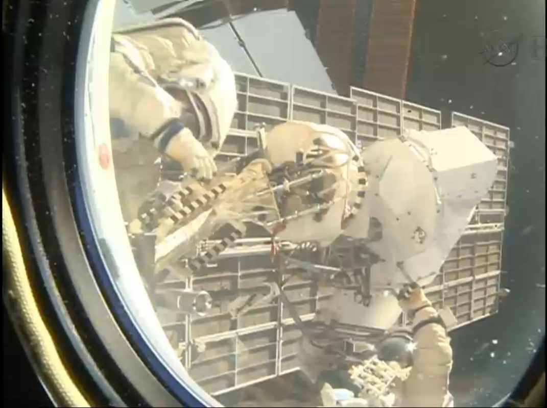 Les 2 cosmonautes lors de l'EVA 37 depuis l'intérieur de l'ISS (source NASA TV)
