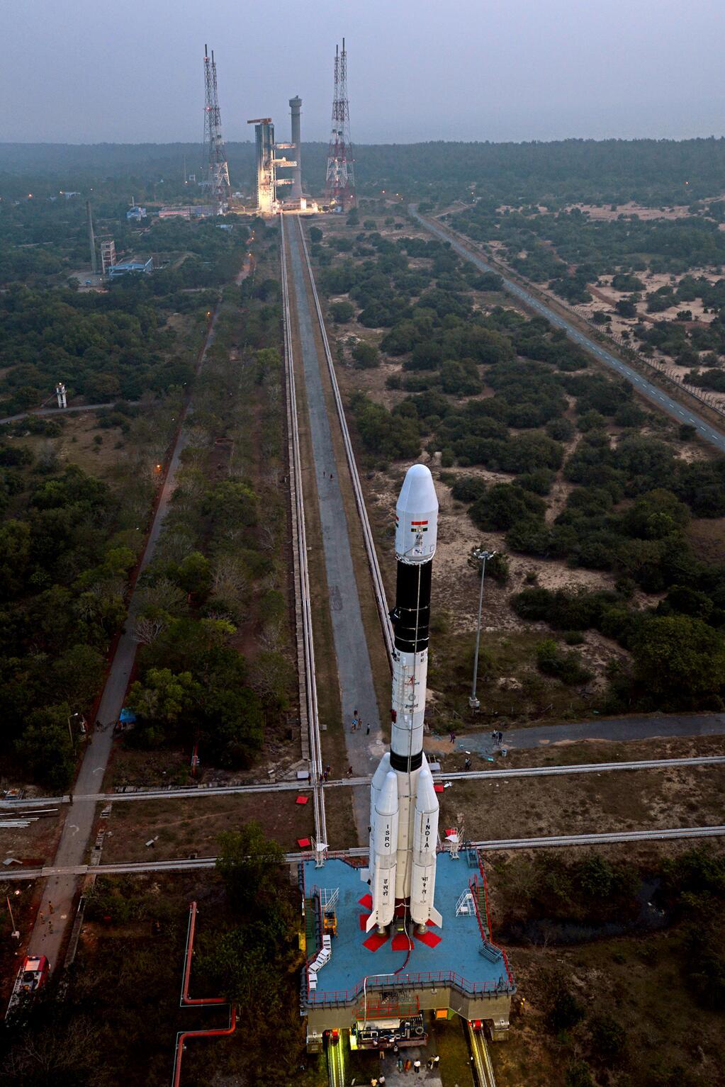 Le lanceur GSLV-D5 lors de son roulage le 28 décembre 2013 vers son pas de tir (source ISRO)