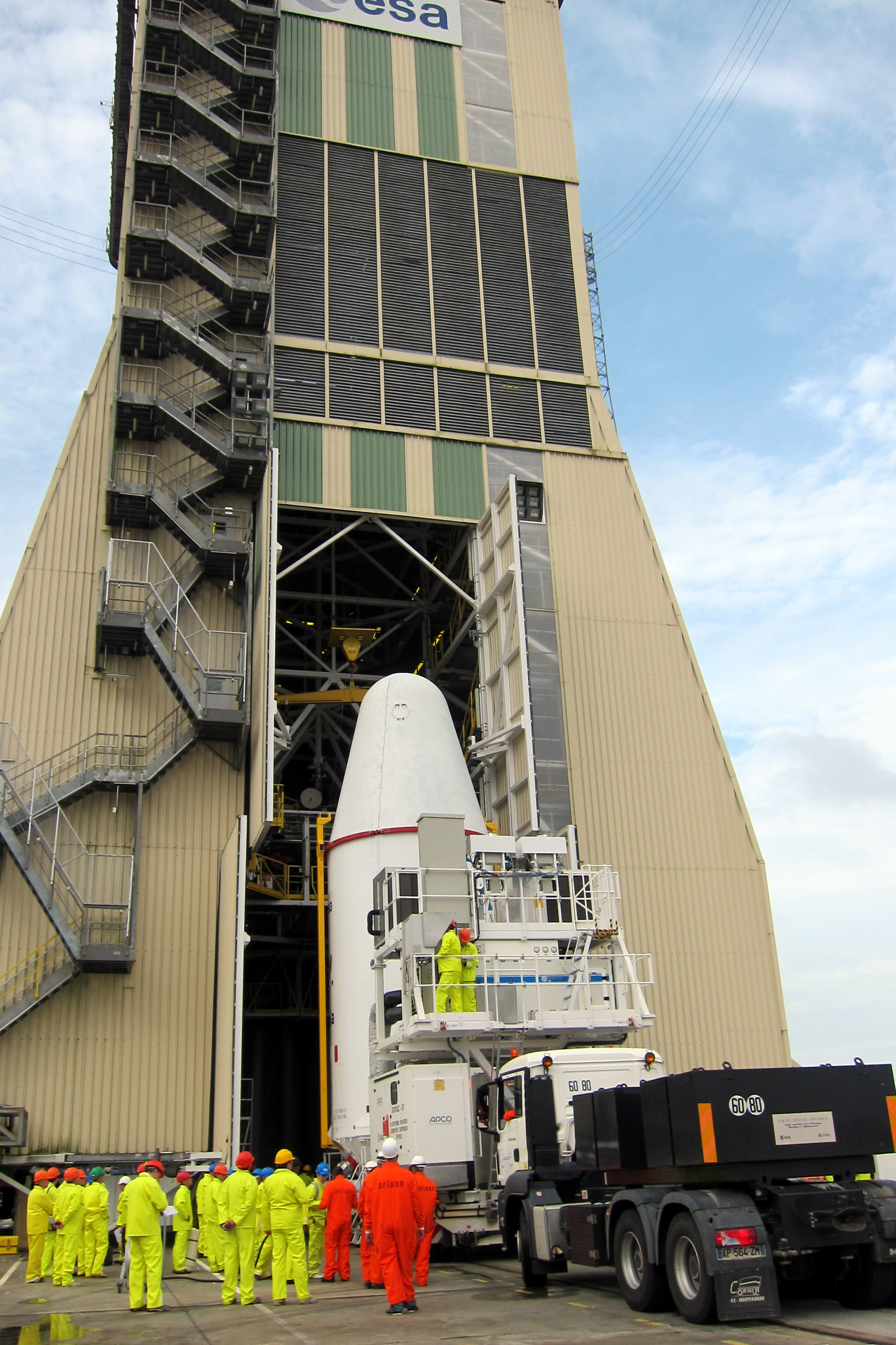 Arrivée du composite au pied du portique mobile