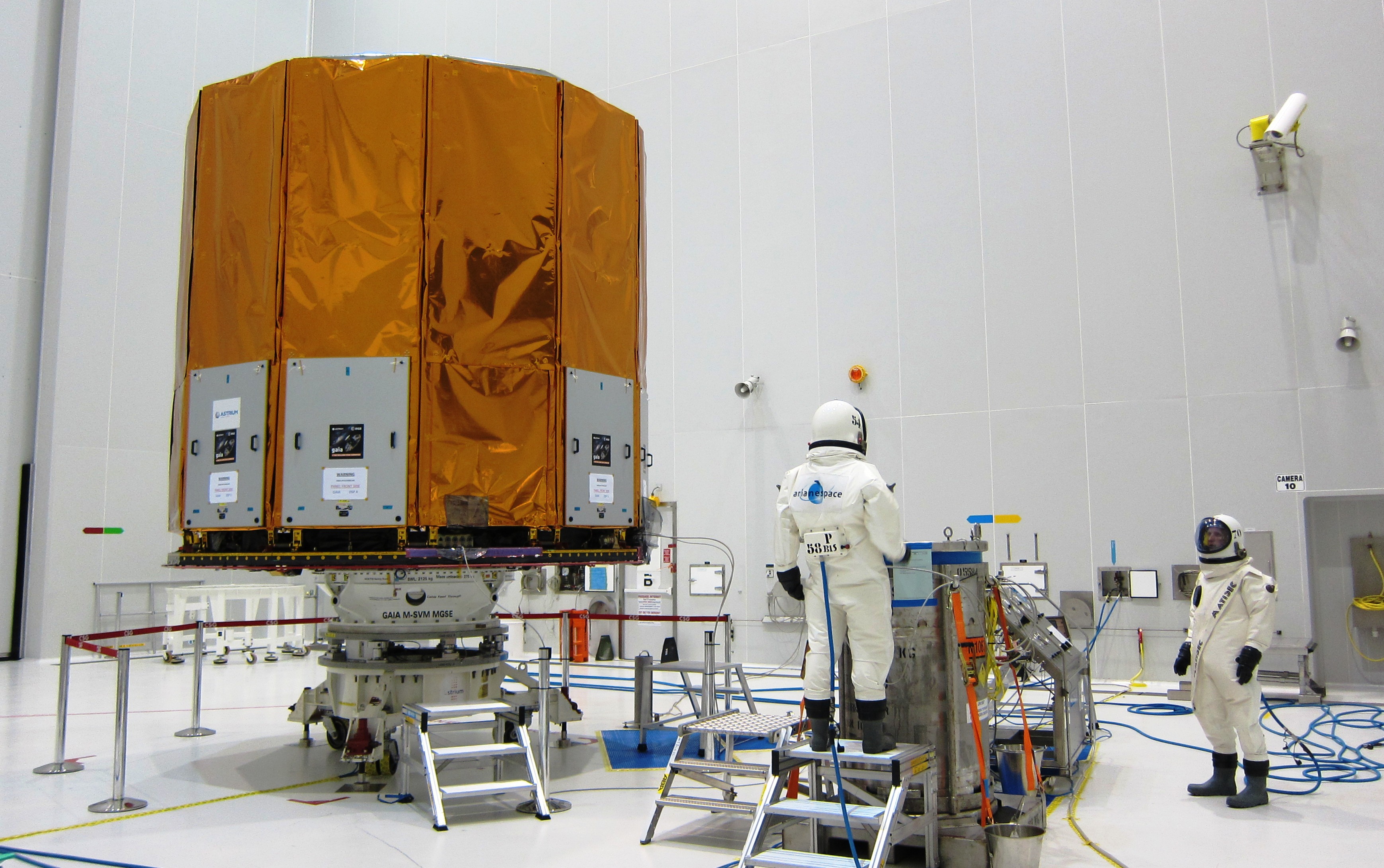 2 des opérateurs en scaphandres juste avant le démarrage du remplissage