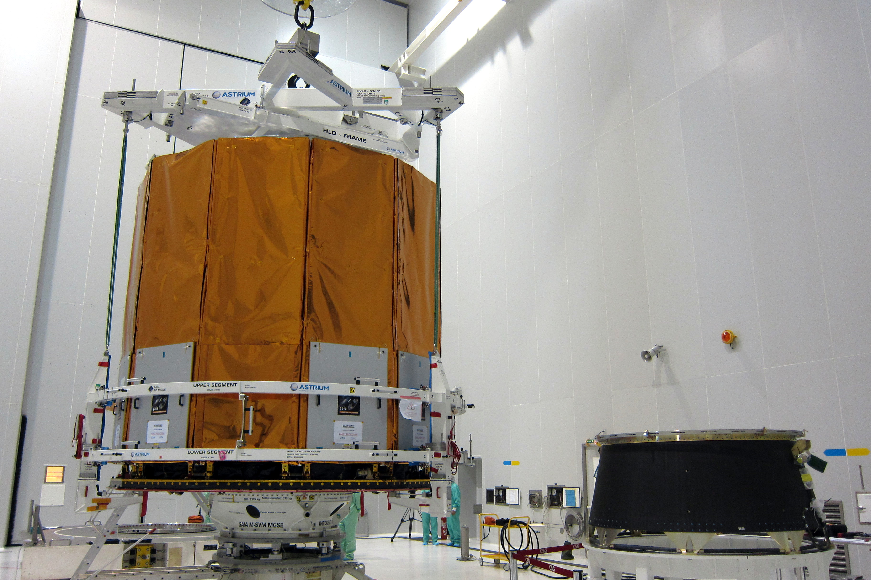 Gaia avec son moyen de levage, et l'adaptateur lanceur à droite