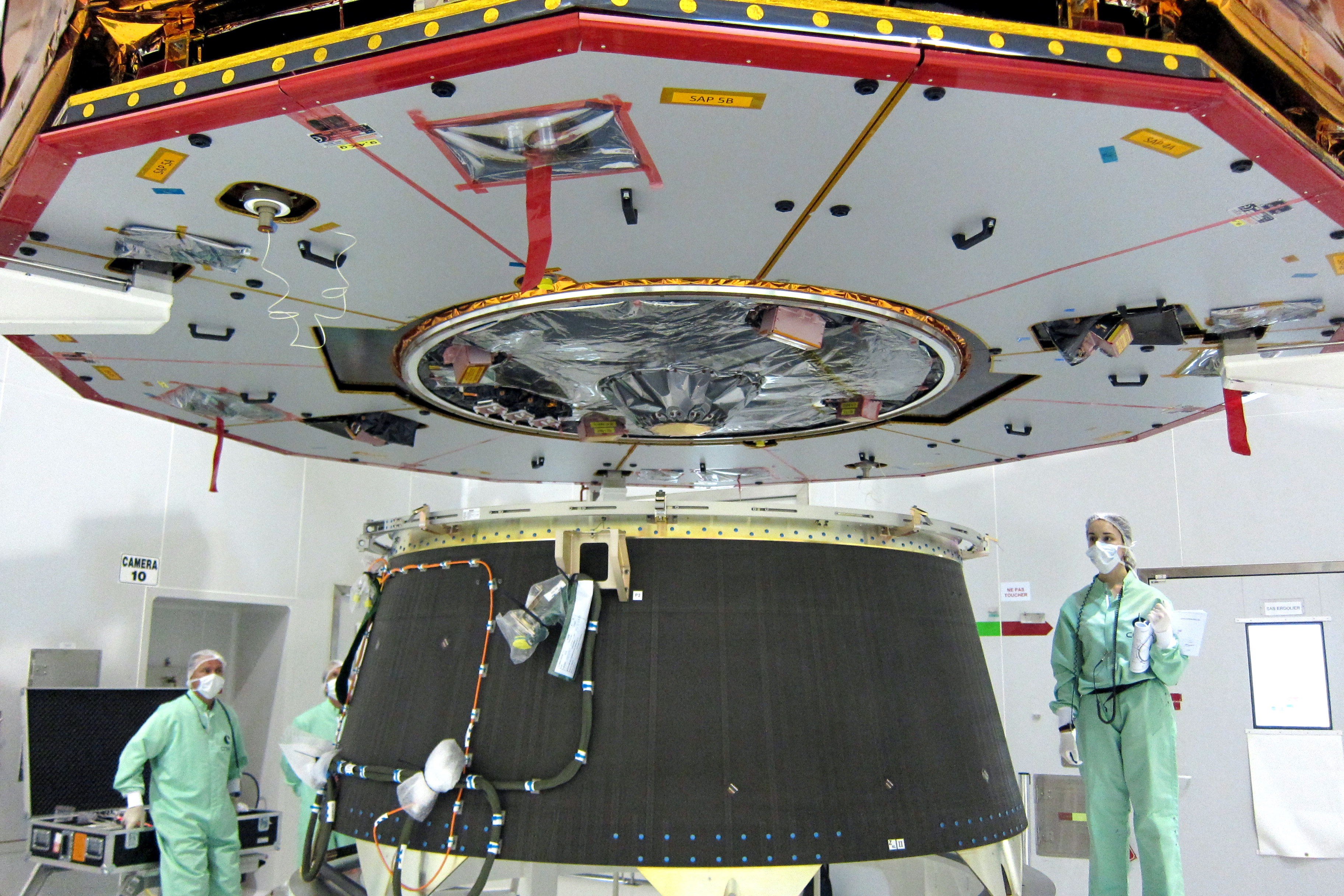 approche de Gaia : vue sur l'antenne de transmission des données à la Terre. Les panneaux solaires sont encore protégés des chocs et de la pollution