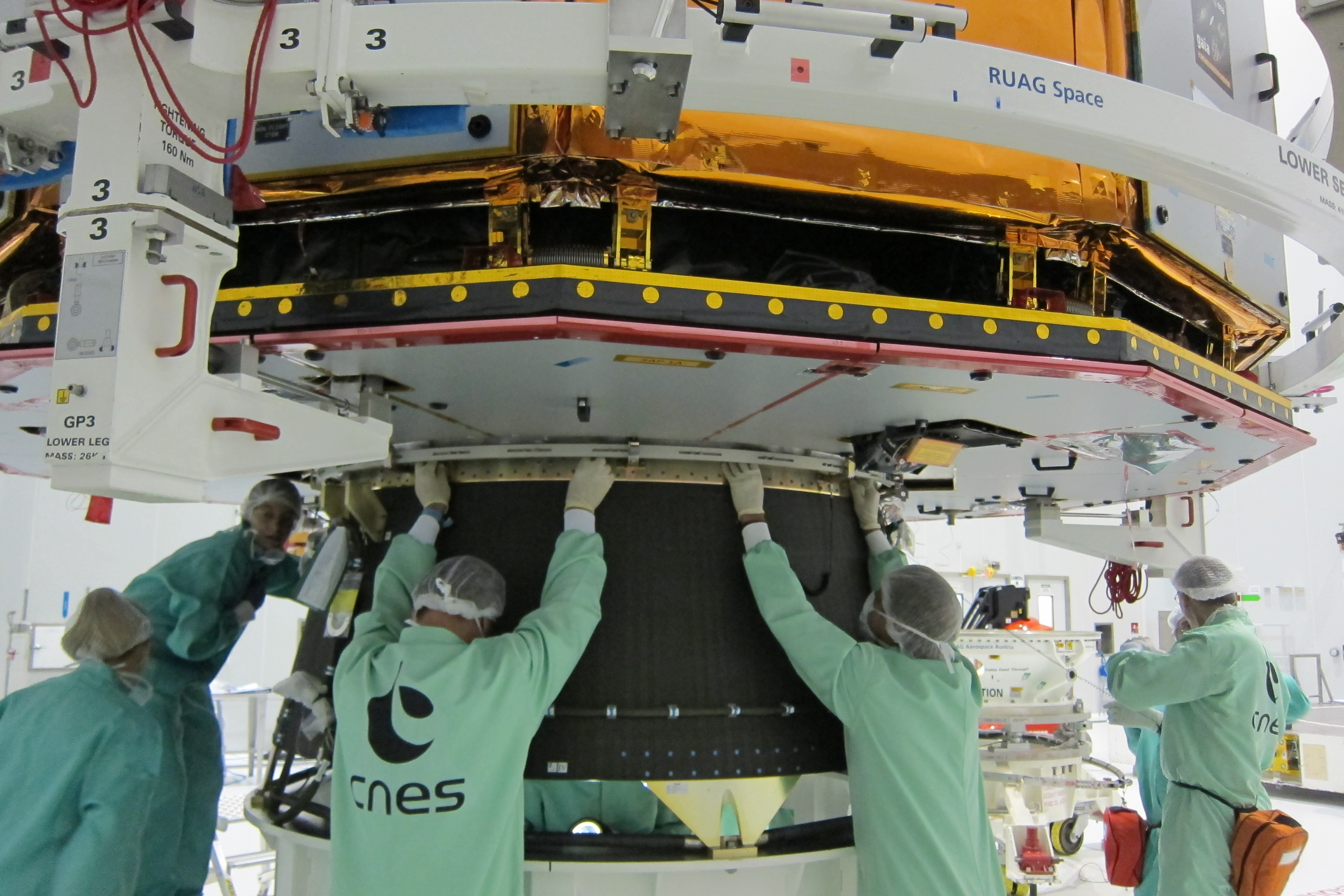 Pose de la sangle vol, seule liaison mécanique entre le satellite et le lanceur