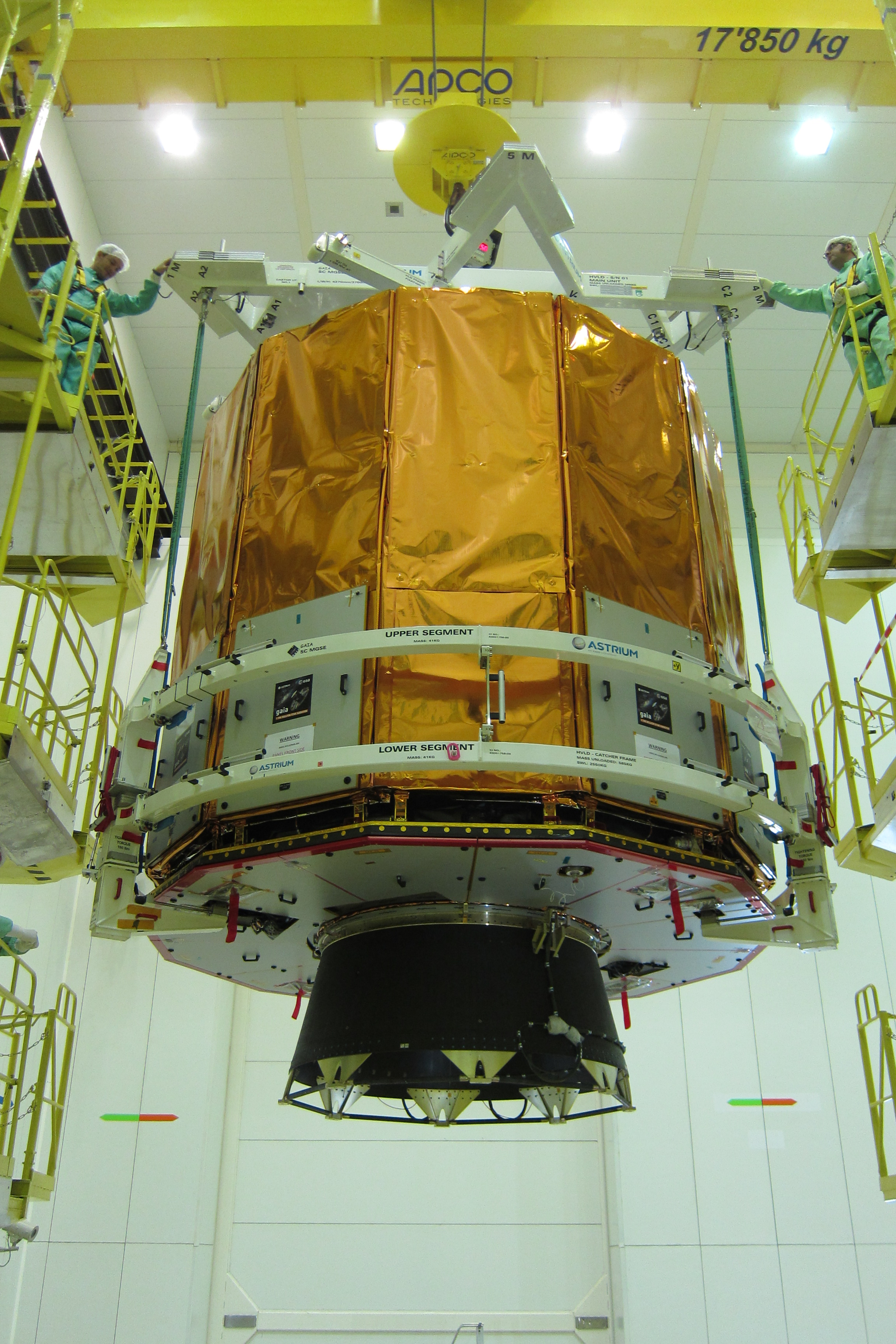 manutention dans le KMTO : les opérateurs Astrium surveillent et guident le palonnier