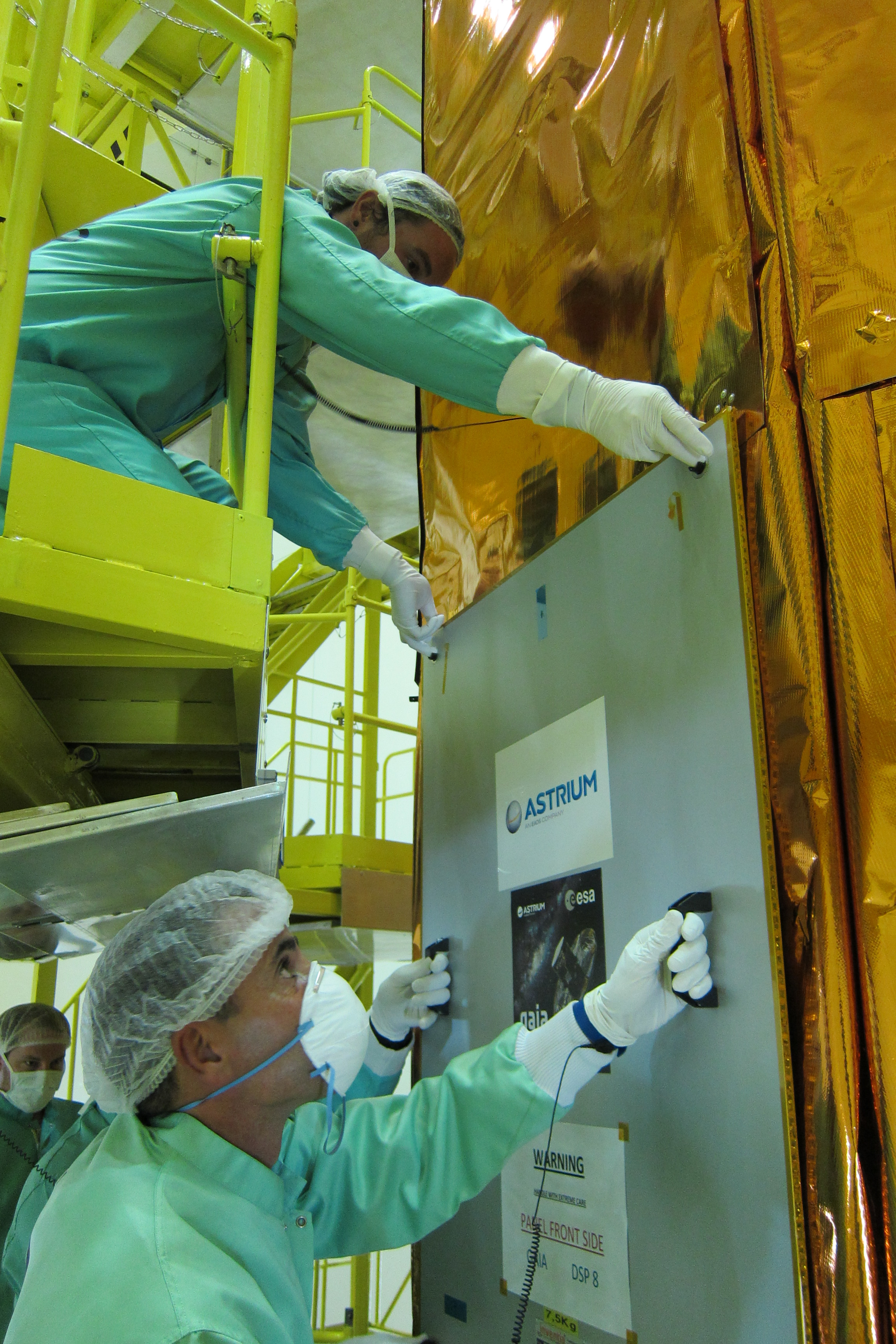 démontage d'un capot de protection d'un panneau solaire déployable