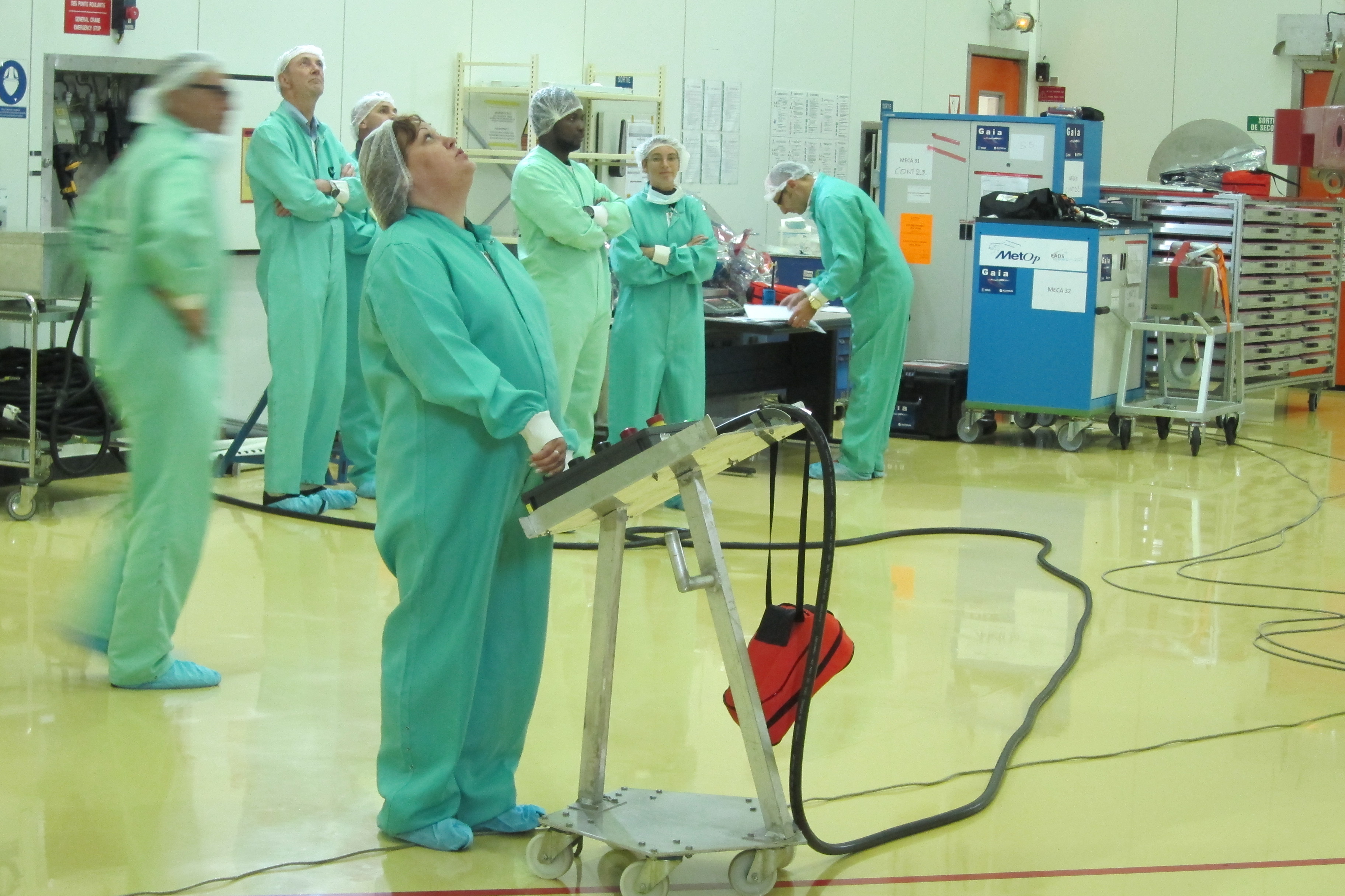 Femme russe aux commandes du pont de manutention