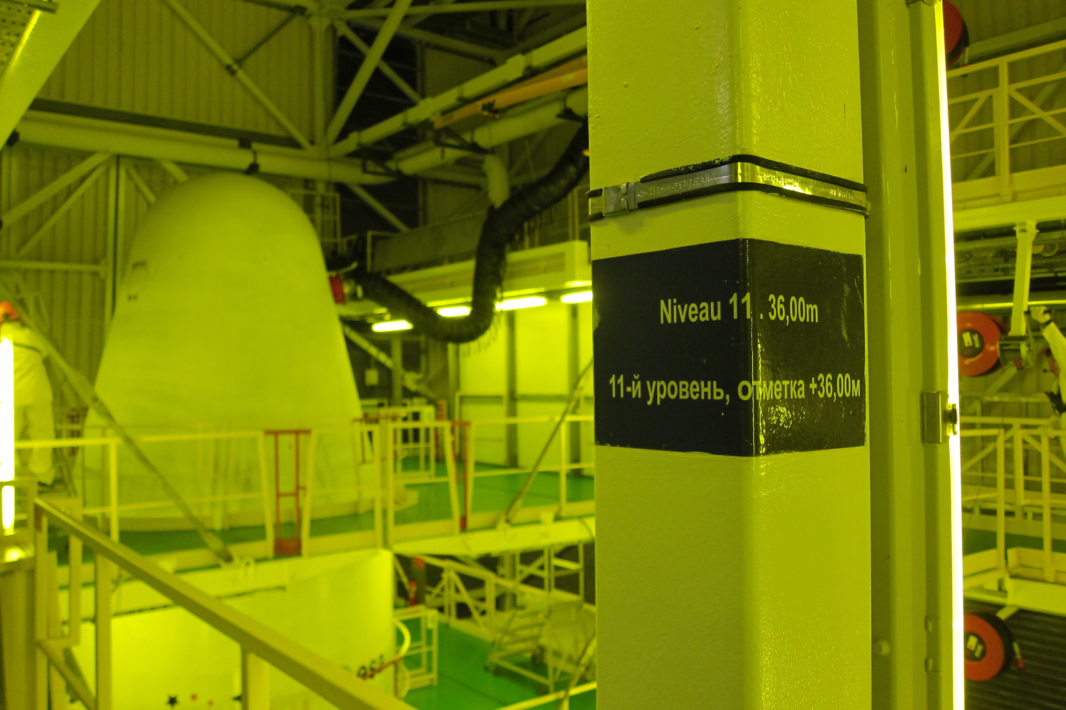 presque au niveau le plus haut du portique