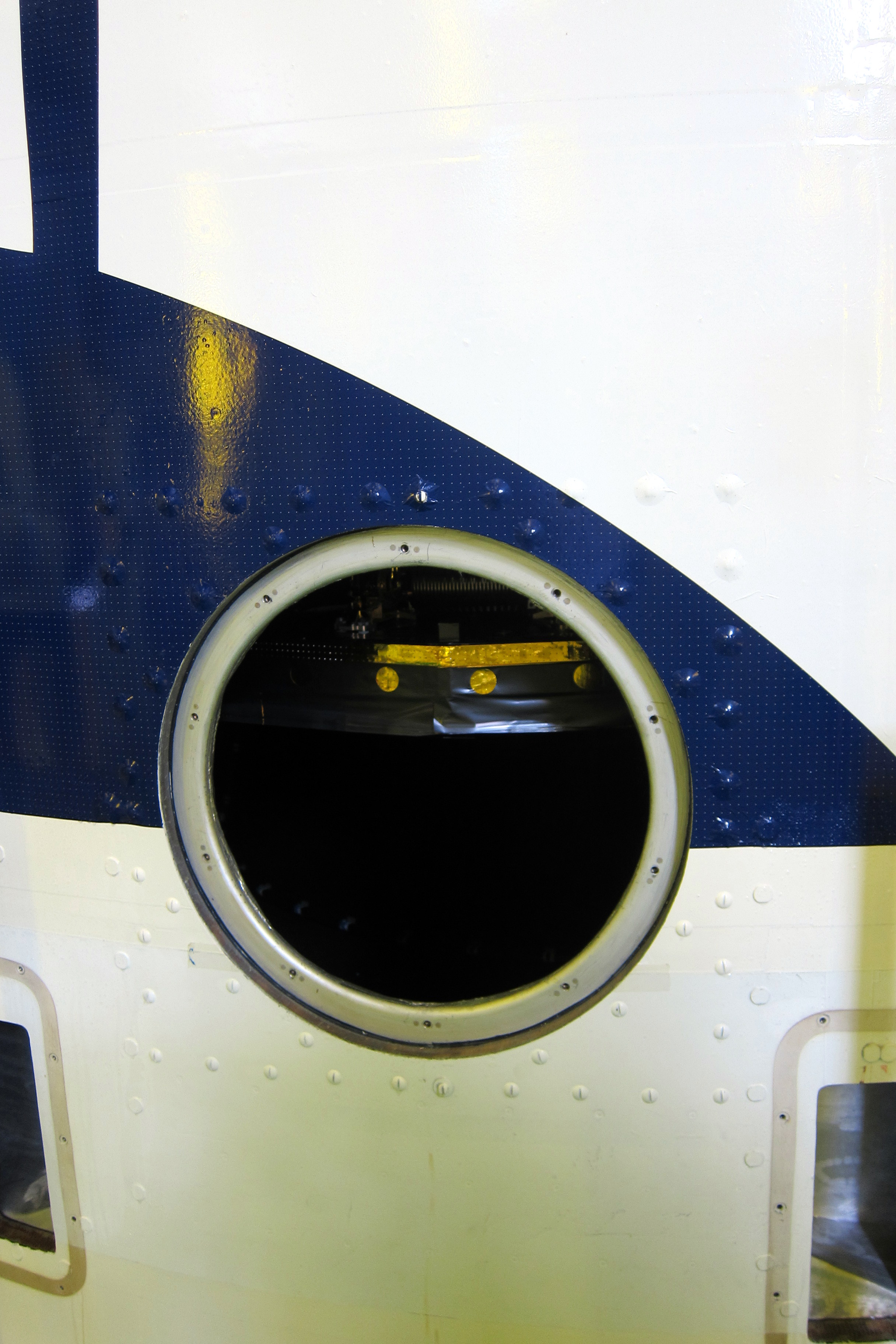 Une des portes dela coiffe retirée : on voit le bas de Gaia