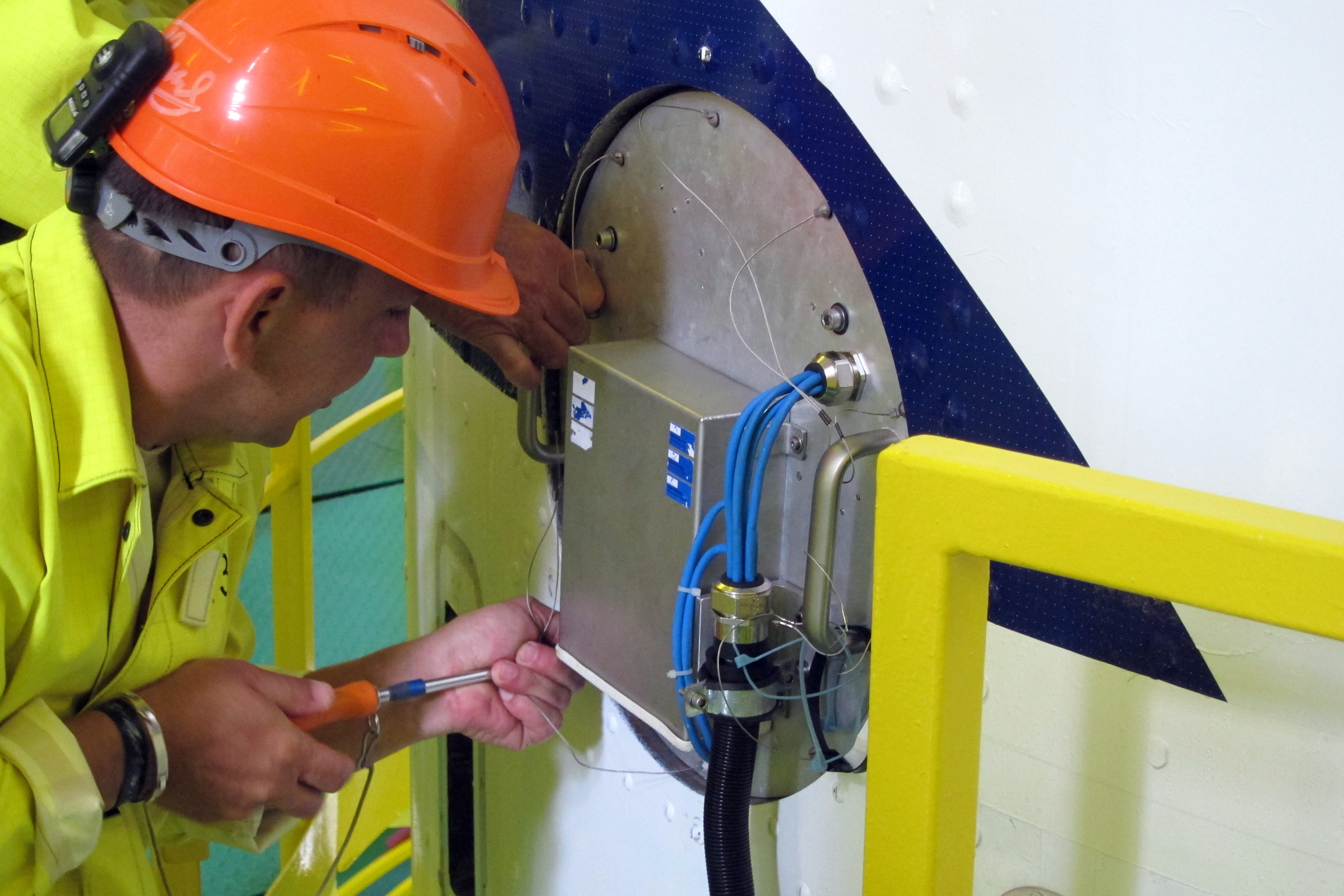 Le retrait de la porte des capteurs de la coiffe