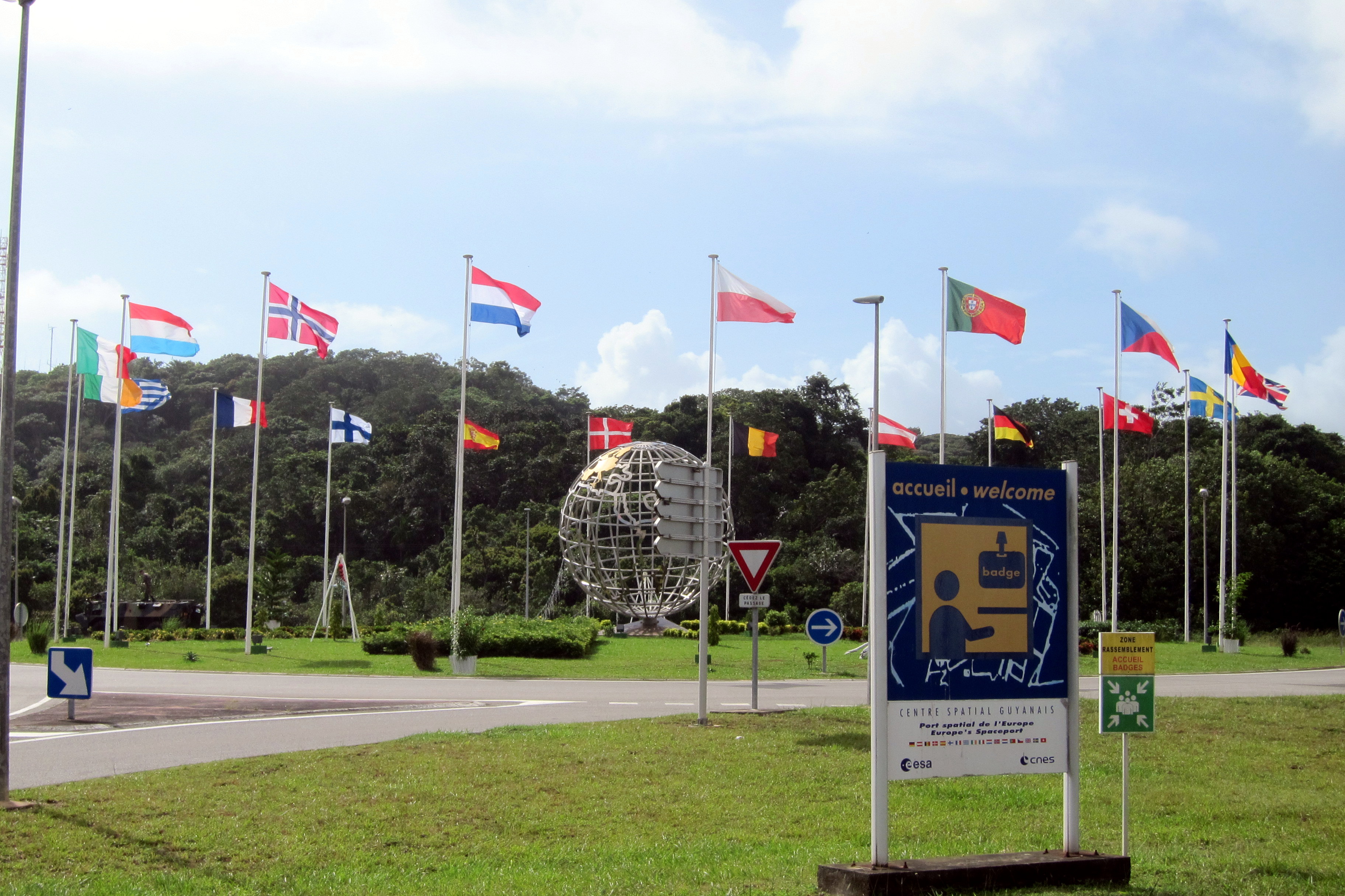 Entrée du CSG : l'armée en place (à gauche de la photo)