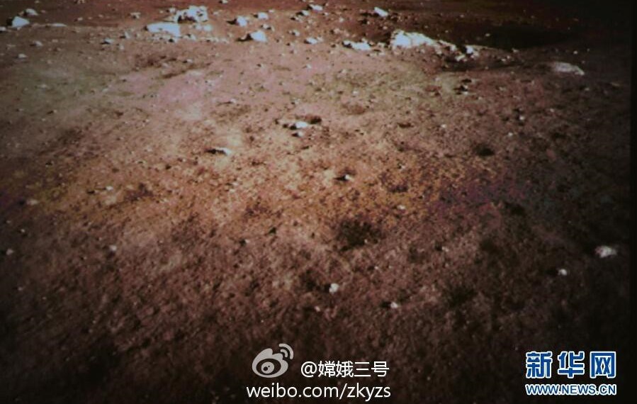 Première image en couleur du sol lunaire après l’atterrissage de Chang'e3