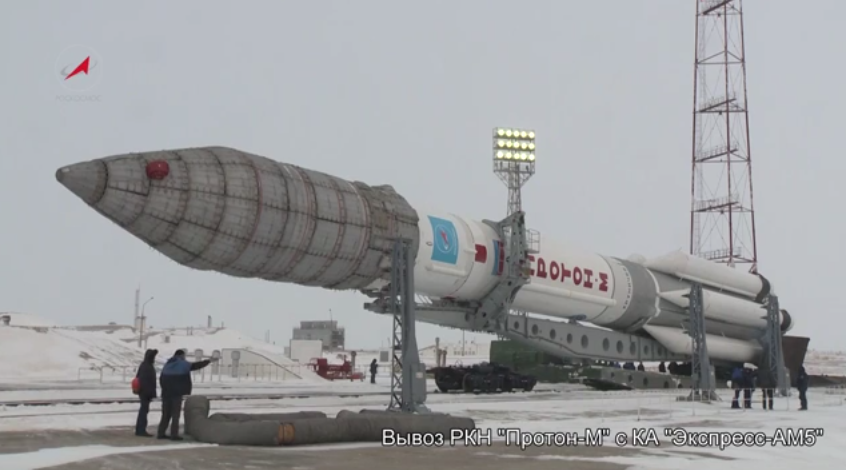 Proton AM5 en route vers le pas de tir  (source Roscosmos)