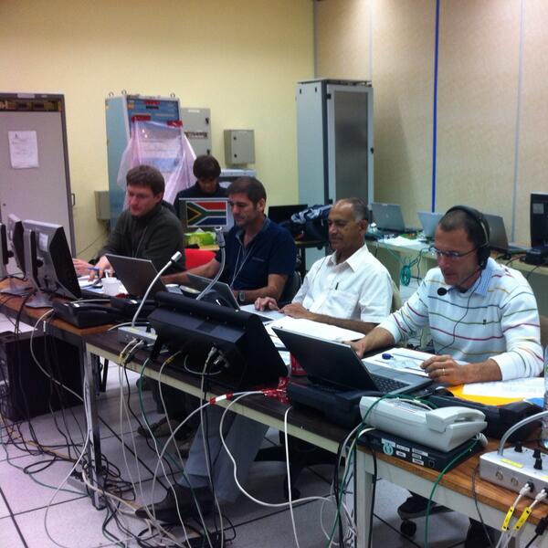 l'équipe projet Astrium et ESA en surveillance des paramètres du sateliite