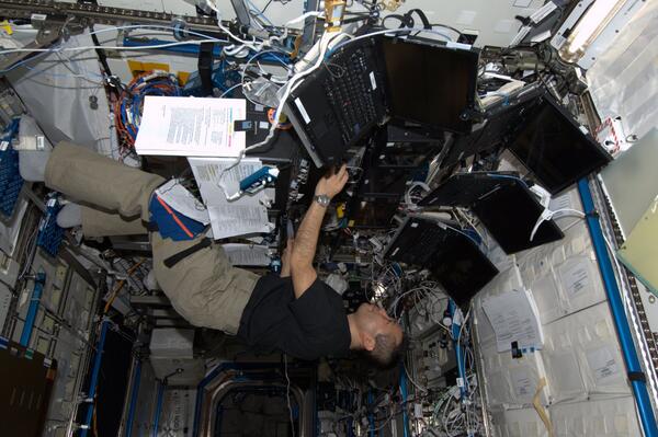 L'astronaute Koichi Wakata opérant le bras robotique Canadarm2 à bord de l'ISS