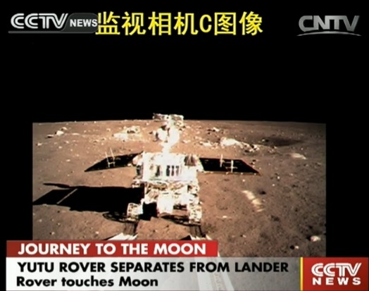 Photo du rover Yutu prise depuis l’atterrisseur Chang'e3 après sa séparation