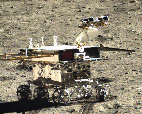 le Rover chinois Yutu sur le sol lunaire autour du site d'atterrissage. Photo prise par l'atterrisseur Chang'e-3 (source : CNSA)