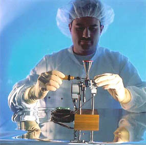 Exemple de tuyères 10N comme celles installées sur Gaia (8 doubles tuyères en tout) (source Astrium)