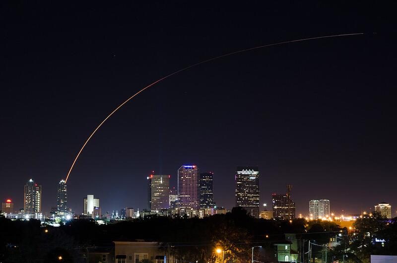 La fusée Atlas V et TDRS au-dessus de Downtown Tampa (source Old Boone via @EpicCosmos)