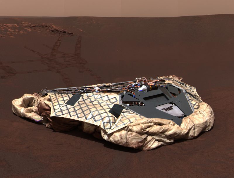 La base d'atterrissage du rover Opportunity (airbags dégonflés) au “Challenger Memorial Station” (source NASA)