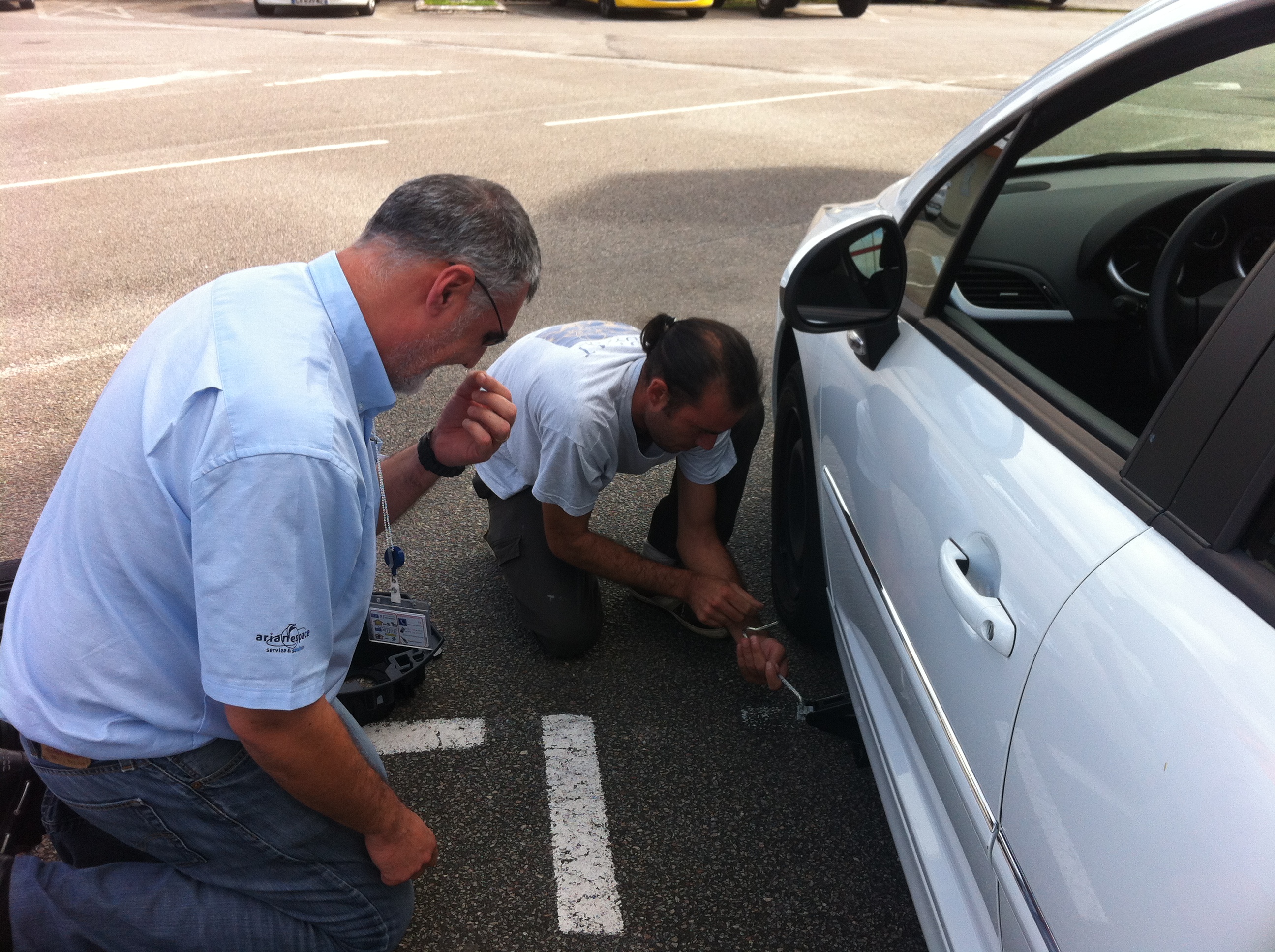 changement de roue suite à 1ere crevaison par 1 personnr du CSG et Laurent D'Arianespace