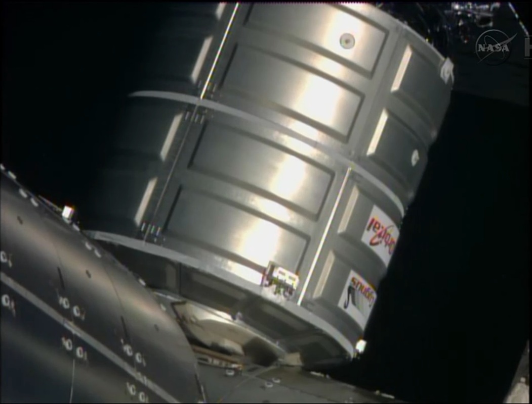 Le cargo Cygnus est attaché à l'ISS (source NASA TV)