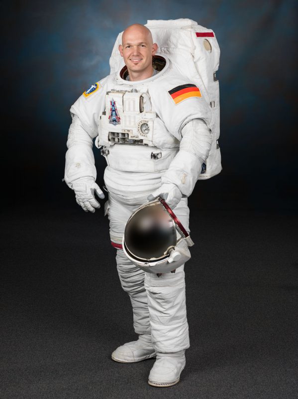 Photo officielle d'Alexander Gerst dans la tenue des sorties spatiales, EMU (source ESA)
