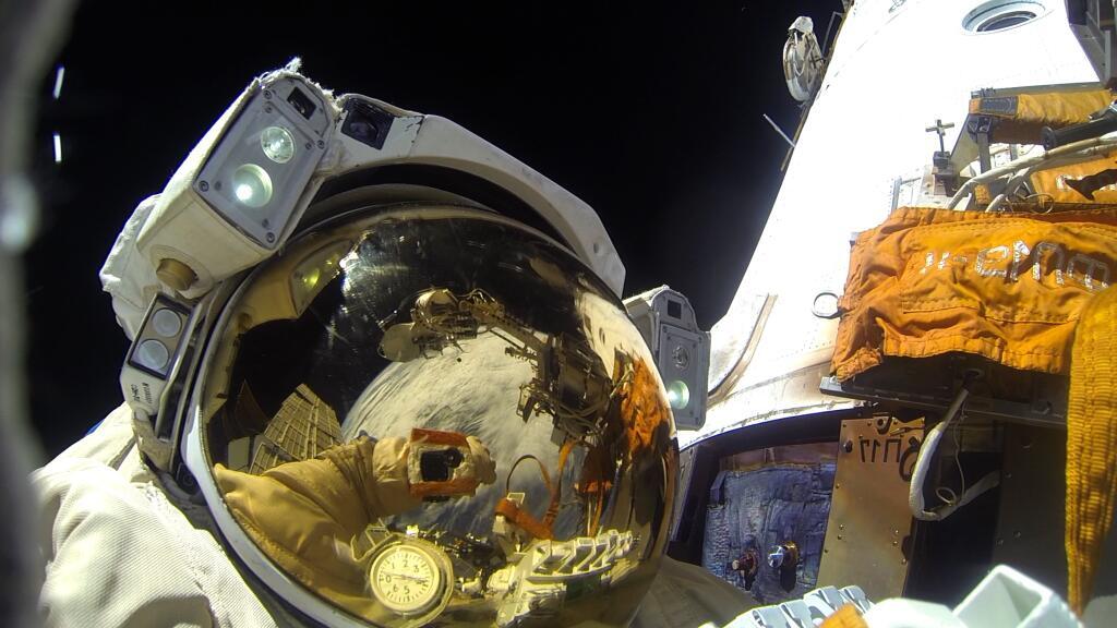 L'un des 2 cosmonautes lors de l'EVA 37 de décembre 2013 (source Twitter @scolarson)